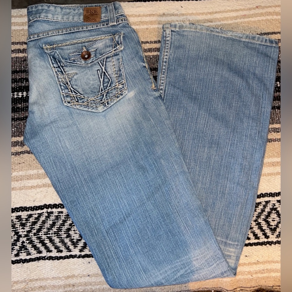 BKE Denim - Stella
- Stretch
- Measurements: 30 x 33 1/2
- Lighter wash colored